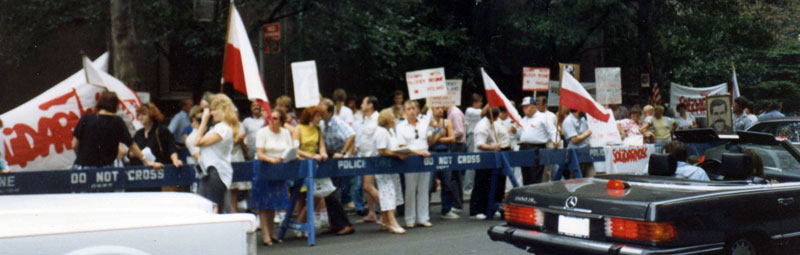 demonstracje przed konsulatem w Nowy Jorku